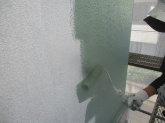 外壁塗装の中塗りローラー塗装中です