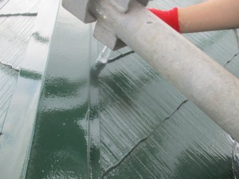 棟板金の上塗り刷毛塗装中です