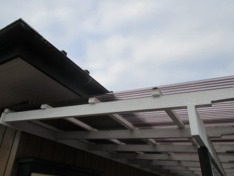 テラスの木製部分を塗装しました
