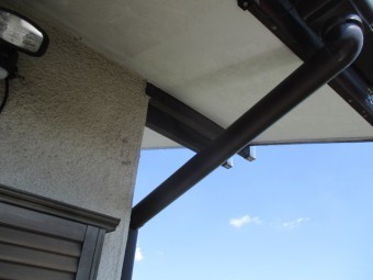 縦樋と集水器をつなぎました
