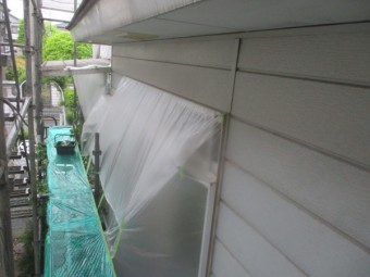 1階の居間の窓の養生が終了しました