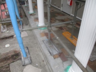 玄関柱の上塗りが終了しました