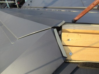 棟板金を加工しました