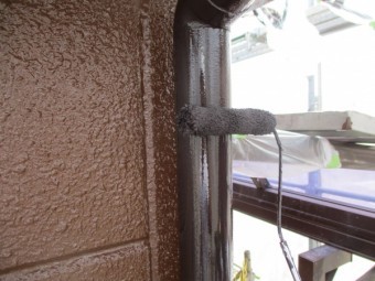 竪樋の上塗り中です