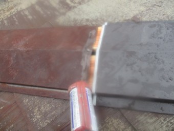 新規の棟板金の取り付け中です