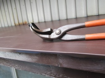 既存の板金を挟み込みます