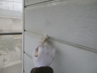 外壁目地の下塗り刷毛塗装中です