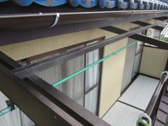 1枚目波板取り付け中です