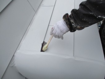 庇上のルーフの履け塗装中です