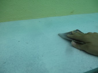霧よけ板金製天板のケレン中です