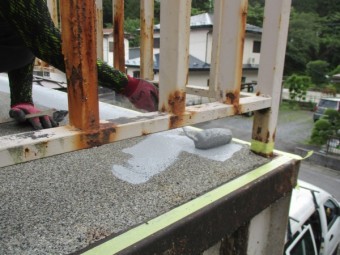 防水塗装の中塗り1回目です