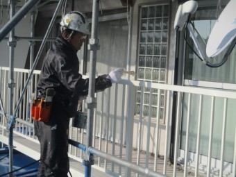 ベランダ手摺りの上塗り中です