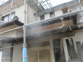 玄関屋根の雨樋取り付けが終了しました