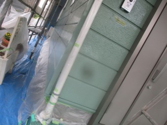 玄関両脇の竪樋です