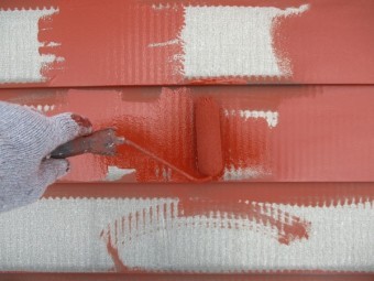 下塗りローラー塗装中です