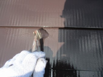 2階屋根の上塗り中です