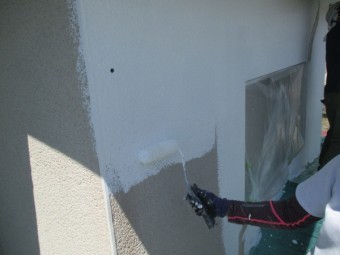 外壁の下塗りローラー塗装中です