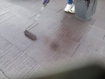 2階屋根の上塗り中です