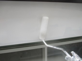 破風板中塗りローラー塗装中です