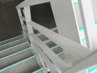 手摺の中塗りが終了しました