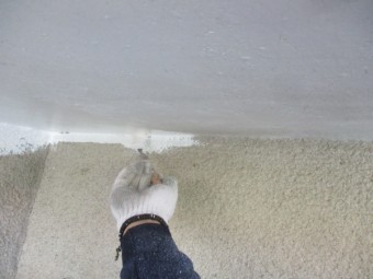 軒天の2回目刷毛塗装中です