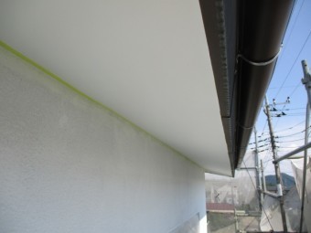 軒天側に見切りテープを貼りました