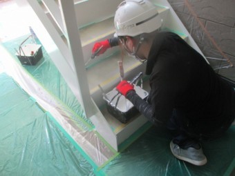 階段足場の上塗り塗装中です