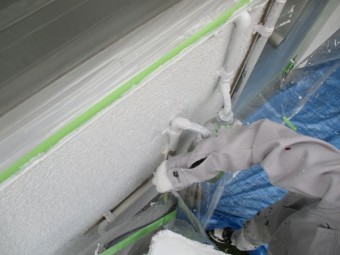 1階外壁の下塗り刷毛塗装中です