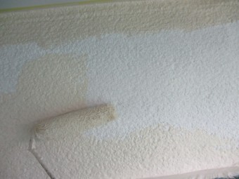 1階外壁の中塗りローラー塗装中です