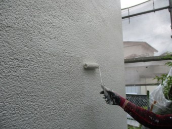 1階屋根の上塗りローラー塗装中です