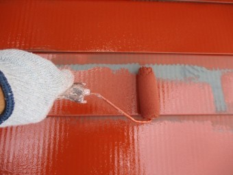 1階屋根の下塗りローラー塗装中です