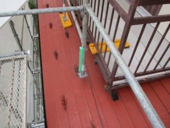 南面のベランダ下の屋根下塗りが終了しました