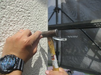 竪樋金具の取り付け中です