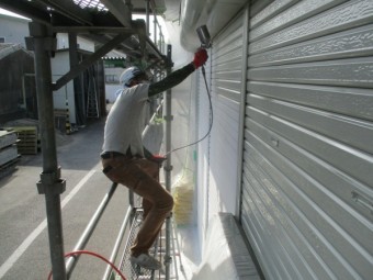 中塗り吹付塗装中です