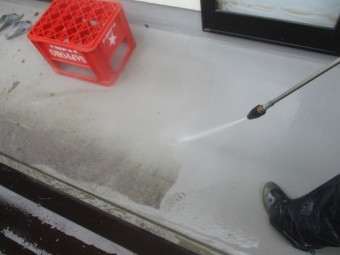 ベランダ床の洗浄中です