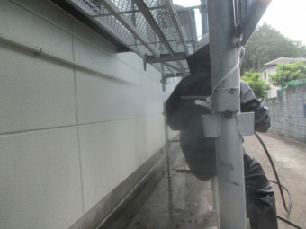 外壁の洗浄中です