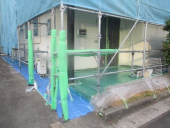 玄関周りの養生が終了しました