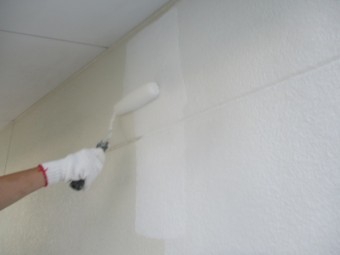 外壁の下塗りローラー塗装中です