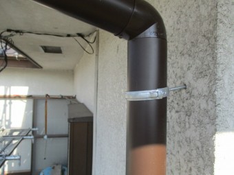 縦樋金具を取りつけました
