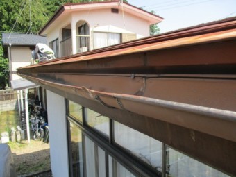 軒樋の破損個所です