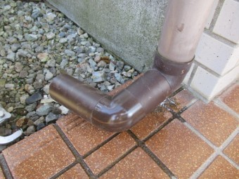 排水位置の配管変更です