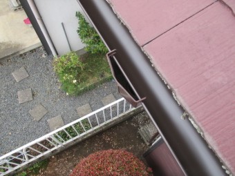 軒樋を集水器に通します