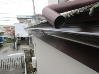 既存の排樋を固定します