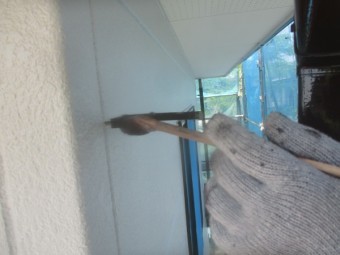 竪樋金具の上塗り中です