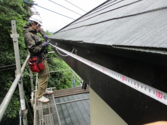 長さを測り軒樋の取り付け中です