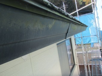 洗浄前のは破風板の状態です