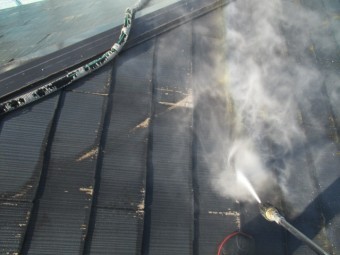 屋根洗浄中です