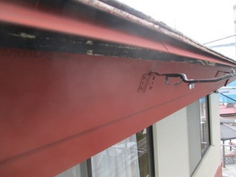 破風板と水切りのさび止めが終了しました