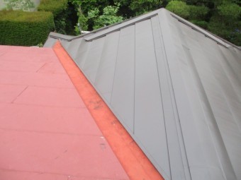 玄関屋根の完工です