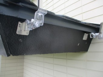 軒樋金具を取り付けました